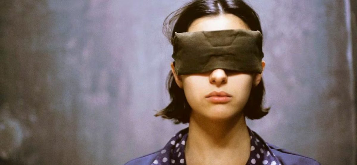 Escena de la película Garage Olimpo que retrata un centro clandestino de detención durante la dictadura argentina