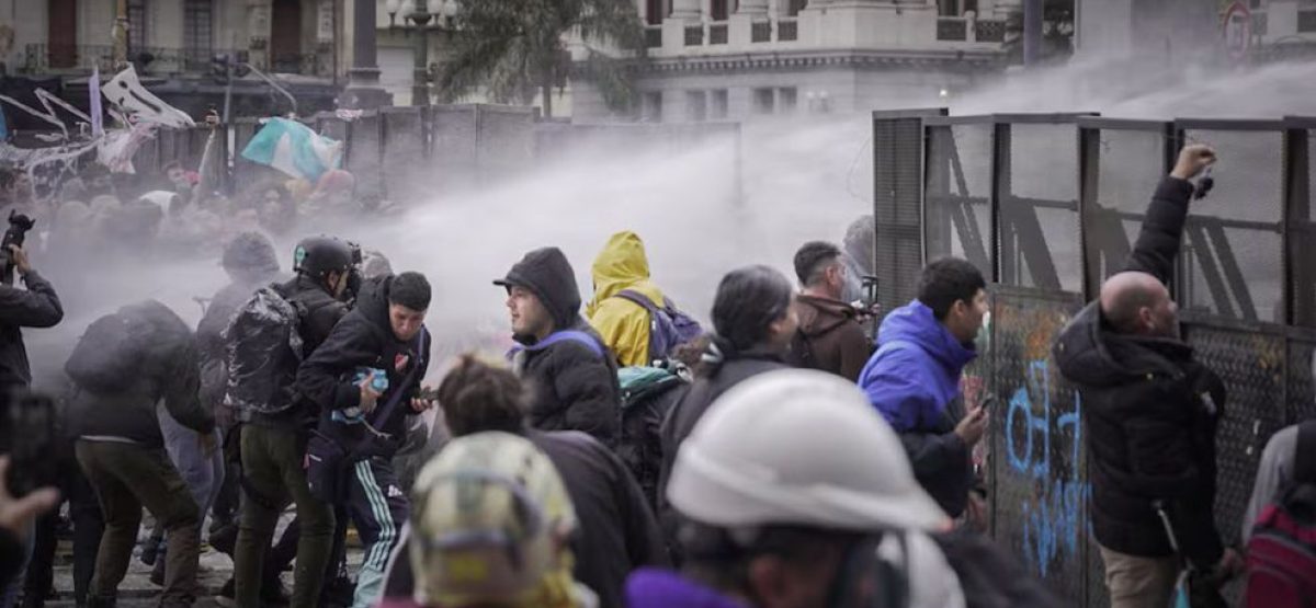 gases-lacrimogenos-hidrantes-y-tres-detenidos-durante-la-protesta-por-la-ley-de-tierras-2299428