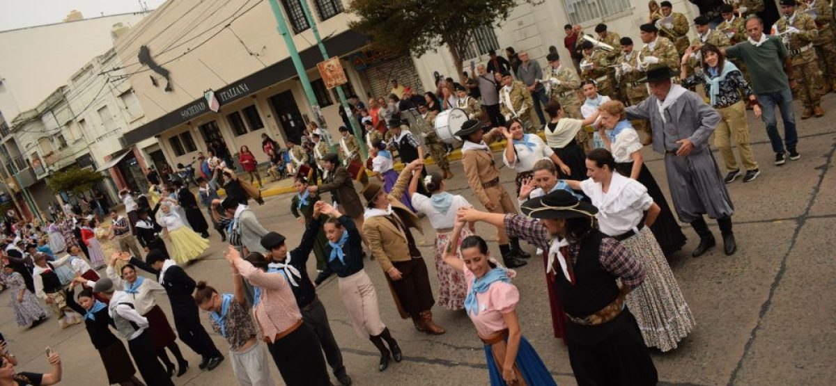 Bailarines participan del Gran Pericón Nacional en la avenida Montevideo de Berisso