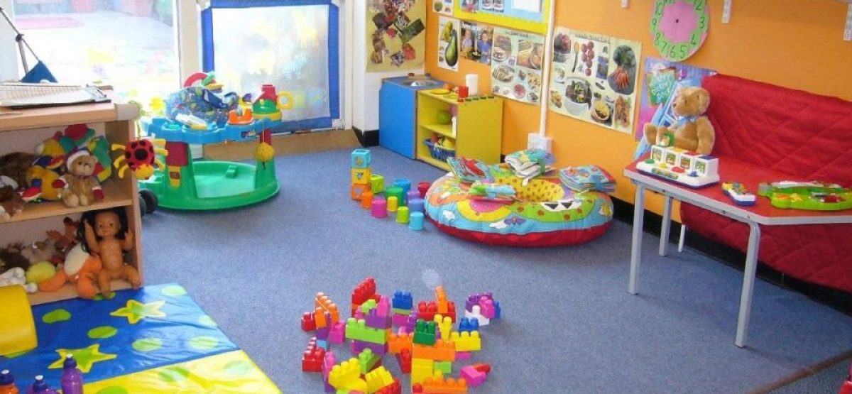 Sala de jardín maternal con juguetes y mobiliario infantil en un contexto de denuncia en Berisso