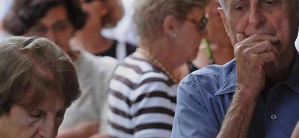 Jubilados haciendo fila para cobrar en la provincia de Buenos Aires en el marco del conflicto entre ANSES y el IPS