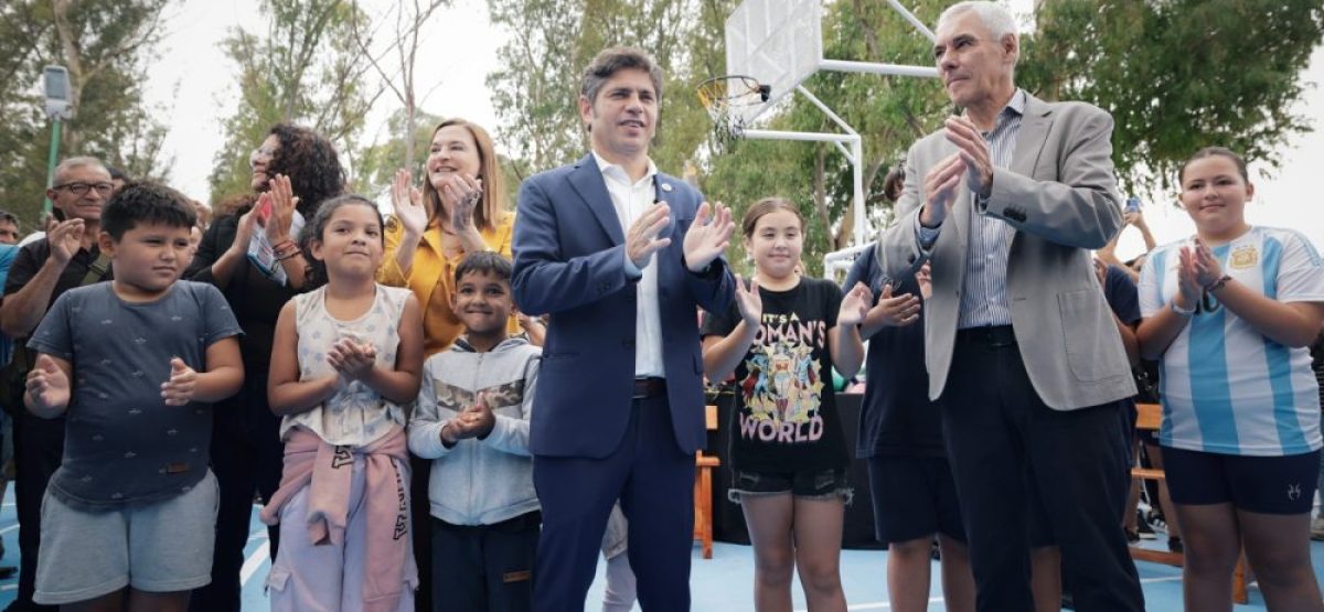 Axel Kicillof inaugura un playón deportivo en Berisso junto a vecinos y chicos del barrio Villa Nueva
