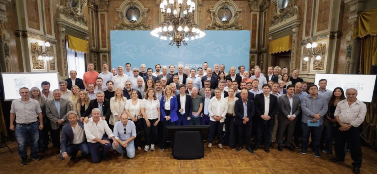Axel Kicillof junto a intendentes bonaerenses en la reunión en la Gobernación