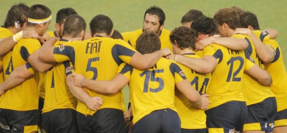 Jugadores de La Plata Rugby unidos en ronda en la cancha antes del clásico ante Los Tilos