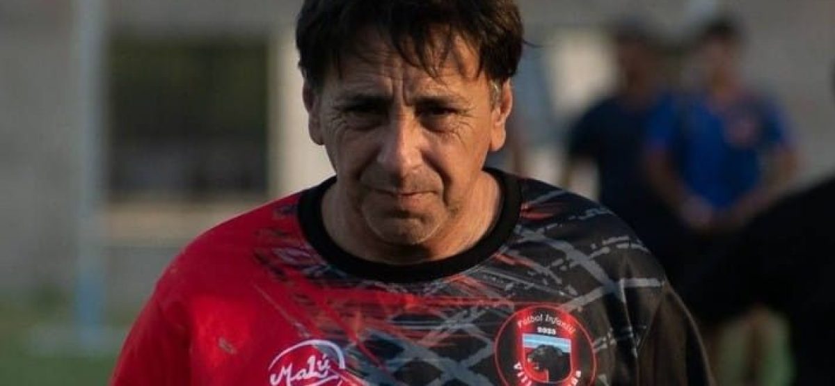 Marcelo Tulez coordinador del fútbol juvenil del Club Villa España de Berisso en una cancha de fútbol