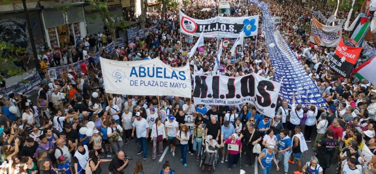 Marcha del 24 de marzo con columnas de Abuelas de Plaza de Mayo e HIJOS en Buenos Aires