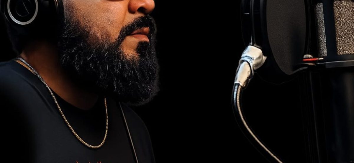 Negro Plaza frente a un micrófono de radio presentando su programa Música de cañería en La Plata