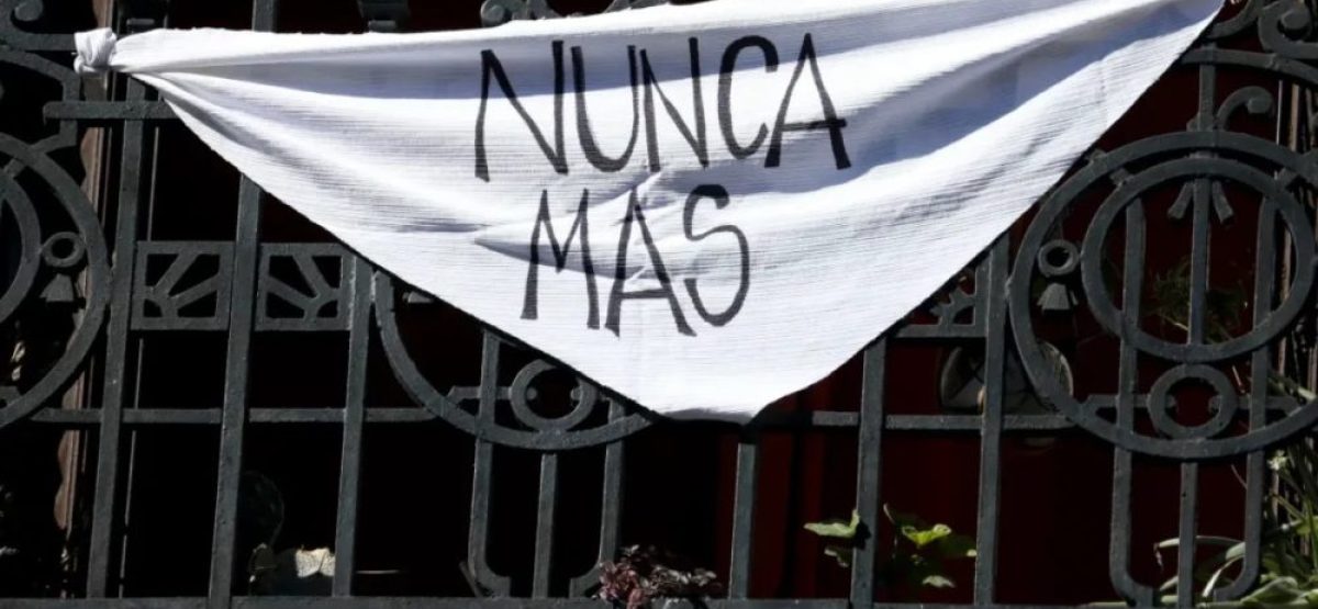 Pañuelo blanco con la inscripción “Nunca Más” colgado en una reja en el marco del 24 de marzo