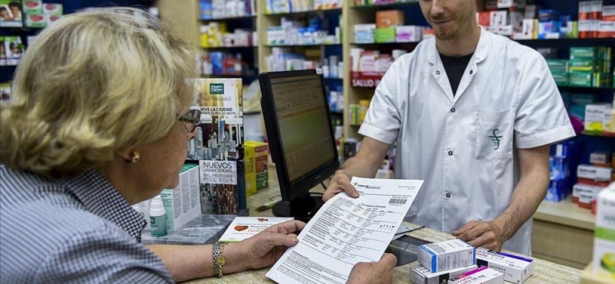 Barcelona 15 06 2018 Sociedad Una paciente muestra su receta en la farmacia para cambiar por la mediacion correspondiente  Fotografia de Jordi Cotrina