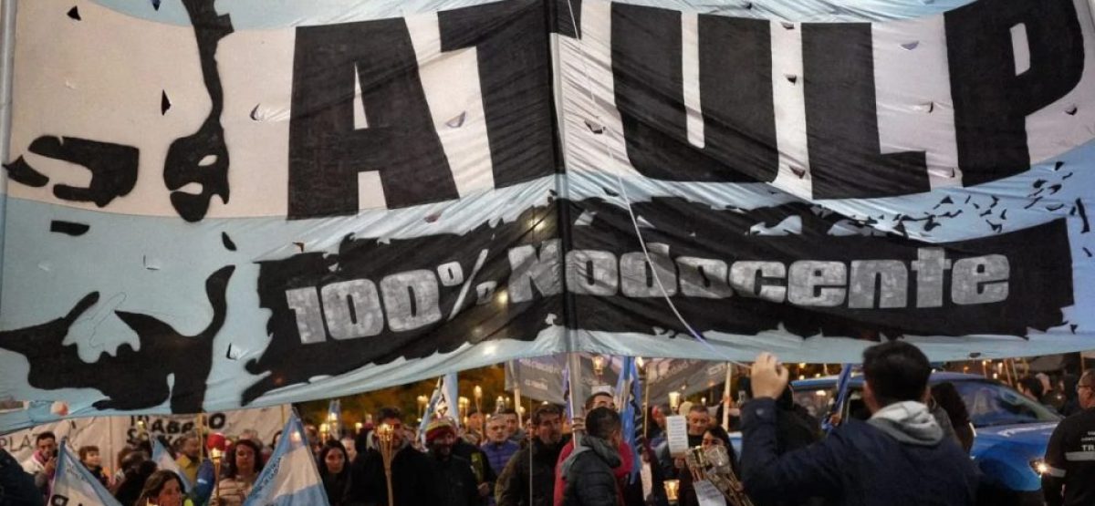 Trabajadores de ATULP se movilizan en La Plata en reclamo de recomposición salarial para el sector no docente universitario.