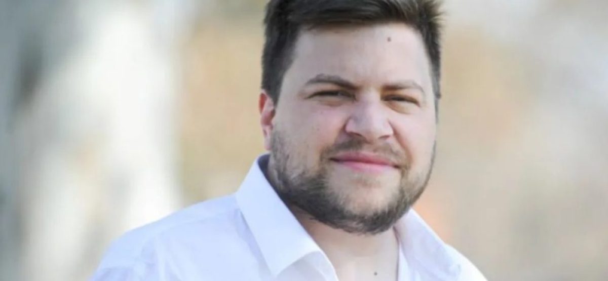 Patricio Yalet concejal de la UCR de Berisso durante una entrevista sobre la situación económica