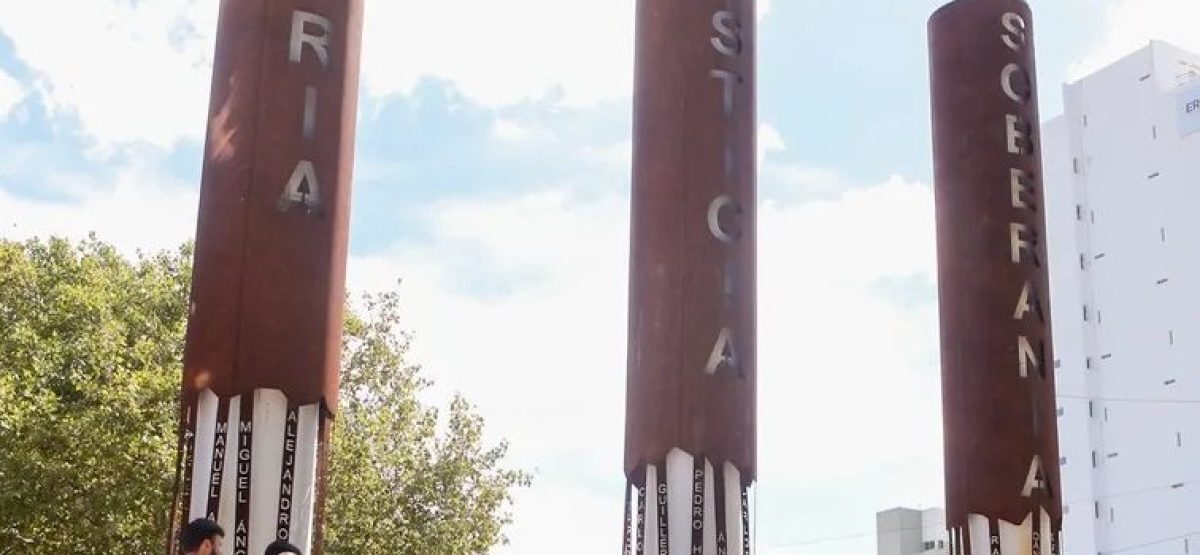 Homenaje a los caídos en Malvinas en Plaza Malvinas de La Plata