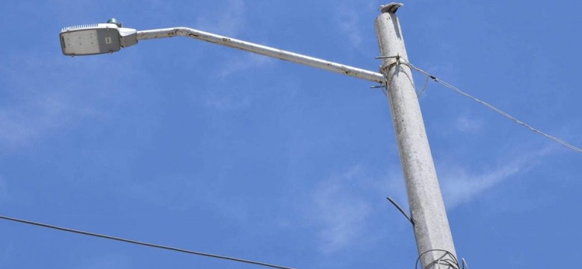 Poste de luz sin lámpara en un barrio de Berisso donde vecinos reclaman por falta de iluminación