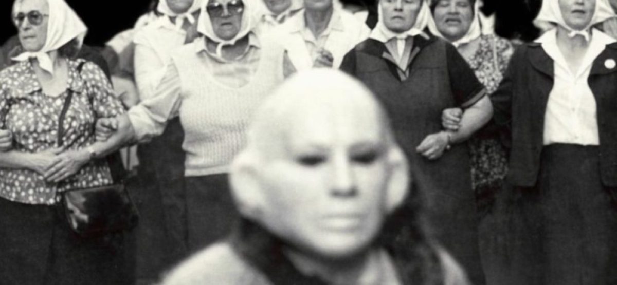 Imagen simbólica con Madres de Plaza de Mayo en el marco de la obra Potestad sobre memoria e identidad
