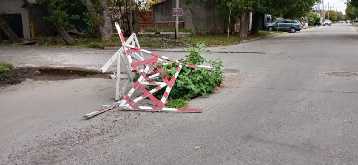 Pozo en la calle tapado con ramas en Berisso por una obra inconclusa que lleva más de tres meses
