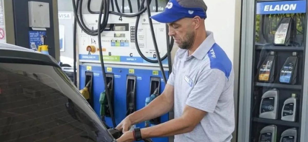 Precio del combustible en Argentina en una estación de servicio de YPF