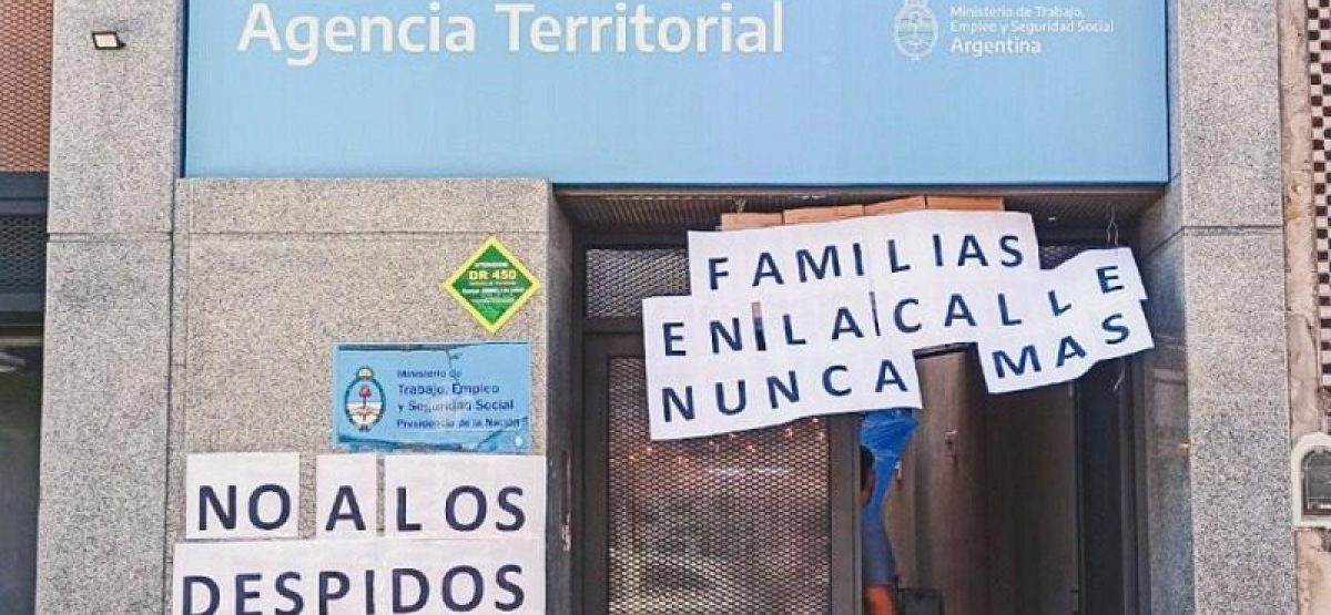 Protesta frente a una Agencia Territorial del Ministerio de Trabajo contra despidos y cierre de oficinas