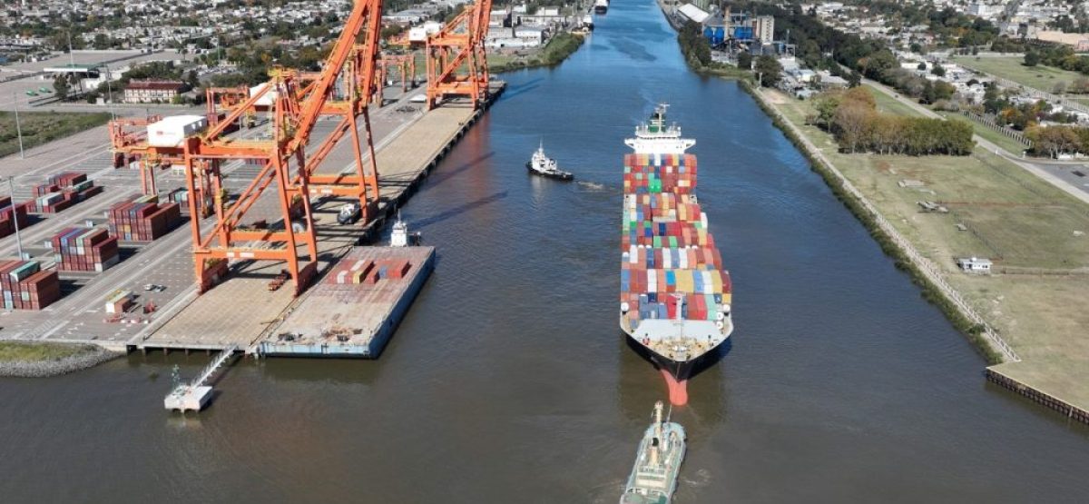 Barco portacontenedores ingresando al Puerto La Plata en el canal con vista aérea de la región capital
