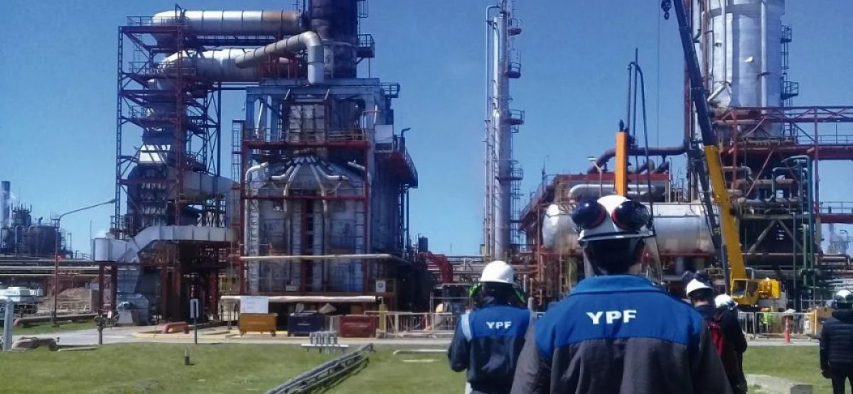 Trabajadores en la refinería de YPF en Ensenada durante tareas en planta industrial