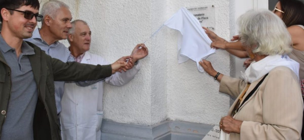 Señalización del vacunatorio Madres de Plaza de Mayo en el Hospital Larraín de Berisso a 50 años del golpe de 1976