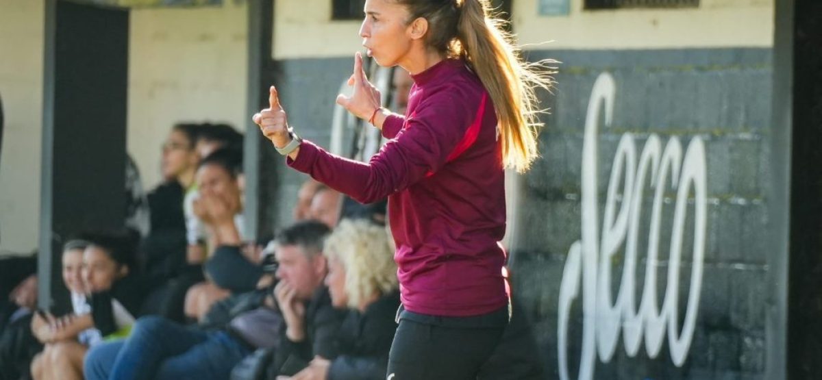 Sofía Vendittuoli dirige al equipo femenino de Estudiantes de La Plata durante un partido